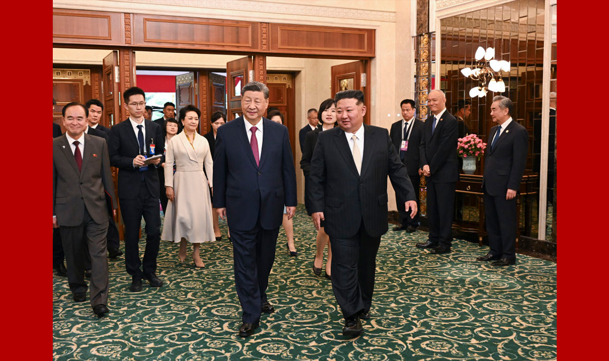 习近平夫妇出席金正恩夫妇举行的小范围午宴