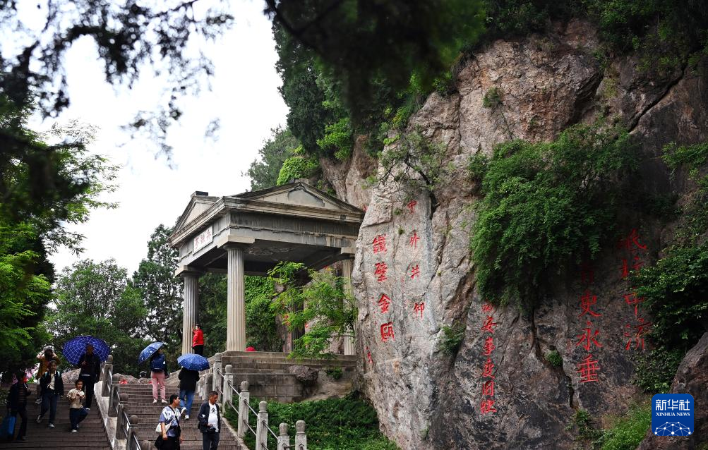 游客在西安华清宫景区内“西安事变”旧址之一兵谏亭游览参观（2023年5月5日摄）。新华社记者 刘潇 摄