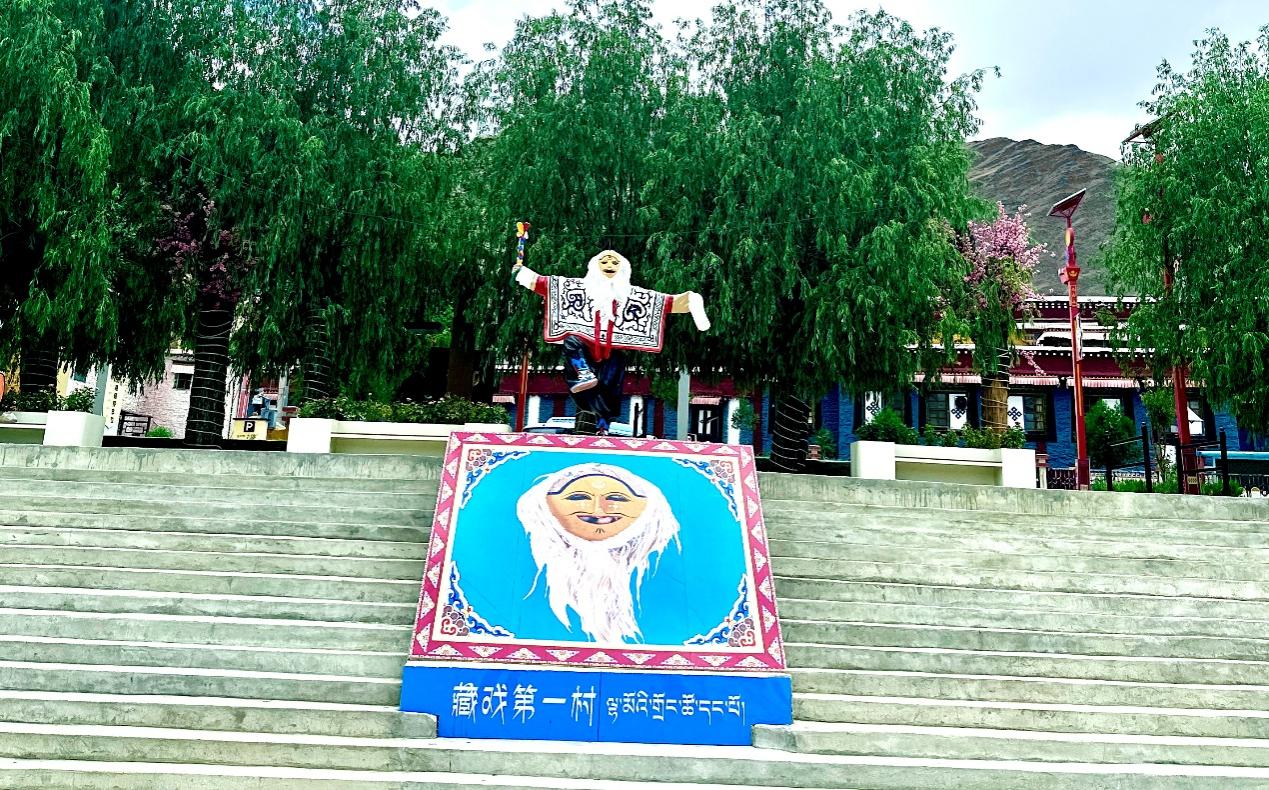 图为素有“藏戏第一村”之称的扎西曲登社区广场一角。人民网记者 益西康珠摄