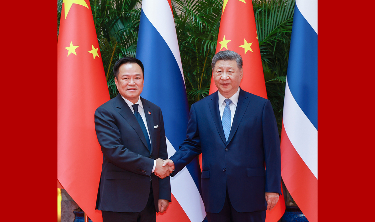 习近平会见泰国总理阿努廷