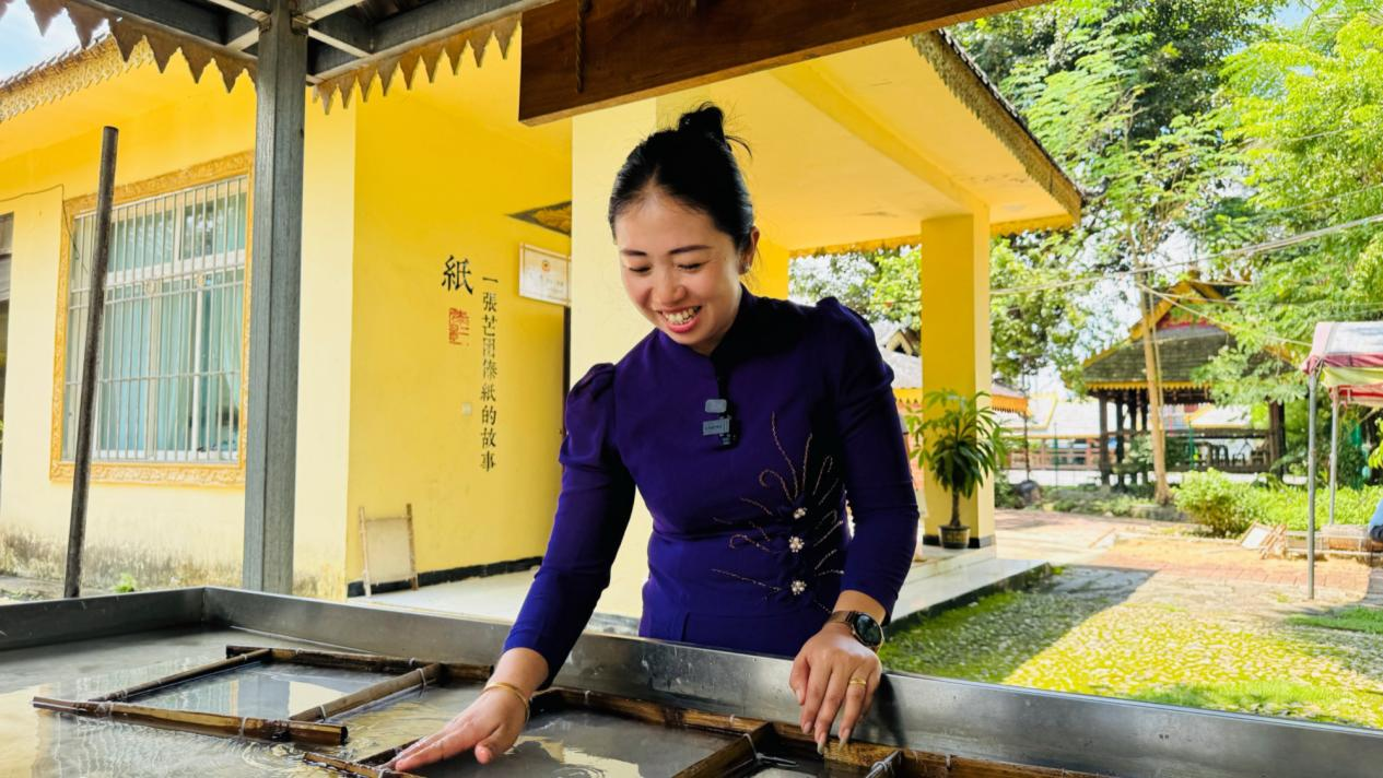 傣族手工造纸技艺市级非物质文化遗产代表性传承人艾叶。人民网记者 道日娜摄