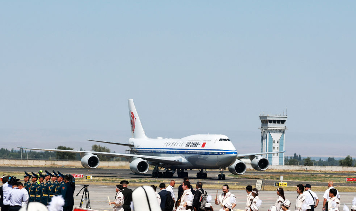 习近平抵达比什凯克