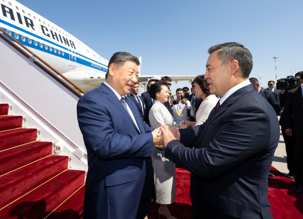 當地時間8月30日下午，國家主席習近平乘專機抵達比什凱克，應吉爾吉斯斯坦總統扎帕羅夫邀請，出席2026年上海合作組織峰會並對吉爾吉斯斯坦進行國事訪問。習近平和夫人彭麗媛抵達比什凱克瑪納斯國際機場時，扎帕羅夫總統夫婦熱情迎接。新華社記者 謝環馳攝
