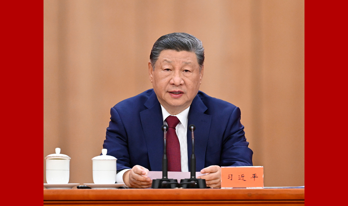 纪念中国工农红军长征胜利90周年大会在京隆重举行
习近平发表重要讲话