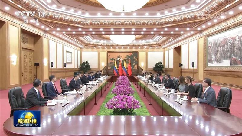 习近平会见哥伦比亚总统