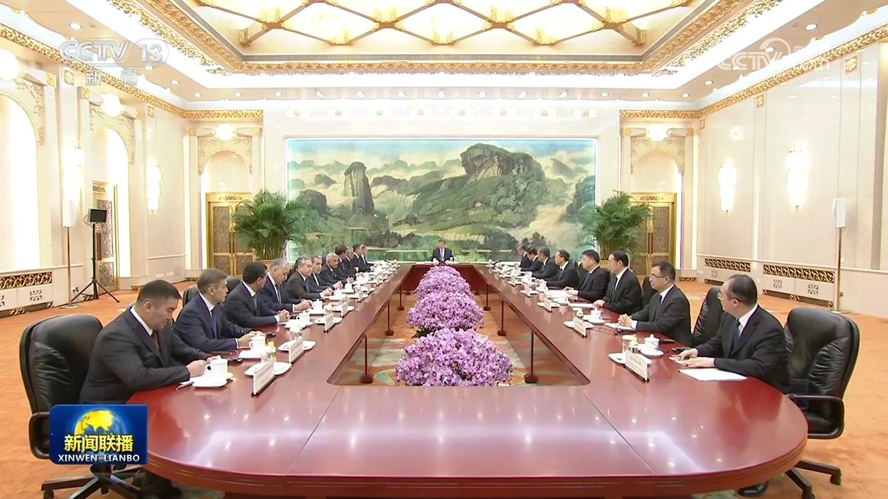 习近平集体会见上海合作组织成员国外长理事会会议外方代表团团长