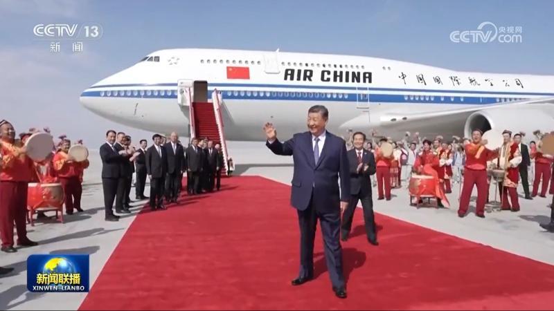 習近平率中央代表團抵達烏魯木齊出席新疆維吾爾自治區成立70周年慶祝活動