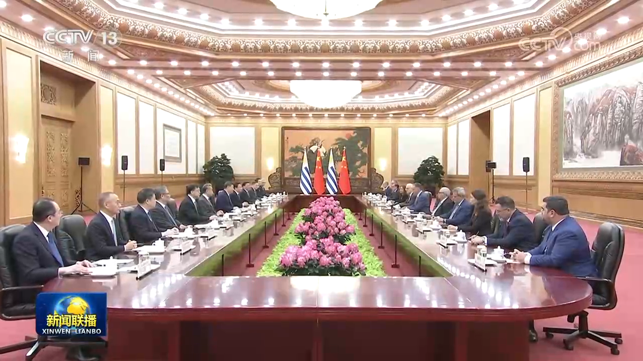 习近平同乌拉圭总统举行会谈