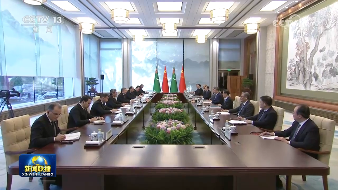 习近平会见土库曼斯坦民族领袖、人民委员会主席别尔德穆哈梅多夫