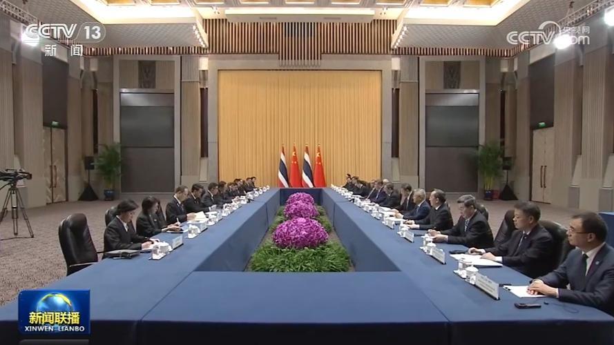 习近平会见泰国总理