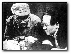 毛主席與朱德總司令看軍事地圖,決定對日寇作戰方略