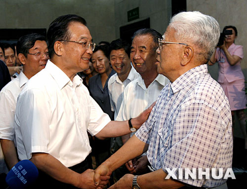 温家宝强调转变经济增长方式实现可持续发展-