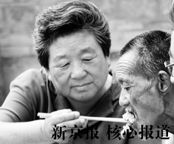 新京报:60岁农妇赡养孤寡老人\68年\