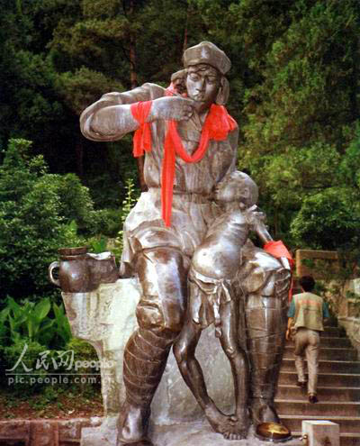 被俘<em>女红军</em>》<em>女红军</em>黄光秀的照片》<em>脚</em>踩多座女