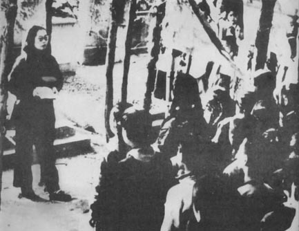 李大钊的女儿李星华在万安公墓前--中国共产党