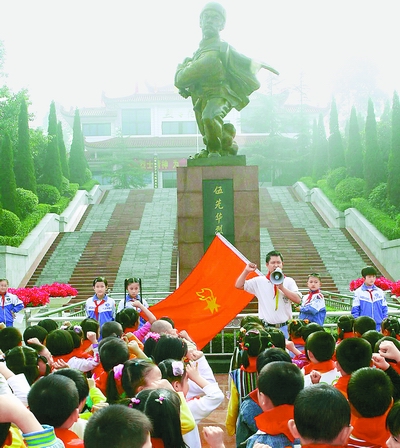 四川遂宁市入学新生参观烈士陵园 感受长征精