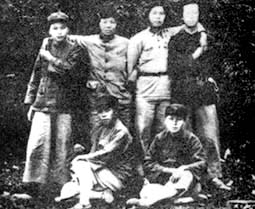 中华苏维埃第一次全国代表大会的部分工作人员合影。右排左1为康克清