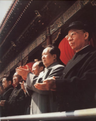 1956年5月1日，劉少奇和毛澤東、周恩來、朱德等在天安門城樓上