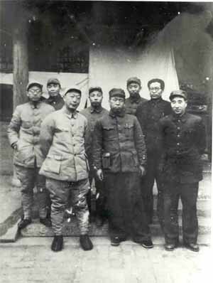 平津戰役前線指揮部領導合影。左起:黃克誠、譚政、 聶榮臻、肖華、羅榮桓、劉亞樓、高崗、林彪