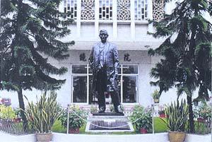 鏡湖醫院裡的孫中山銅像