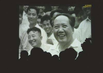 會場在播放《永遠的懷念》DVD。　新華社記者 王建民攝
