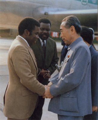 周恩來迎接剛果總統馬裡安·恩古瓦比