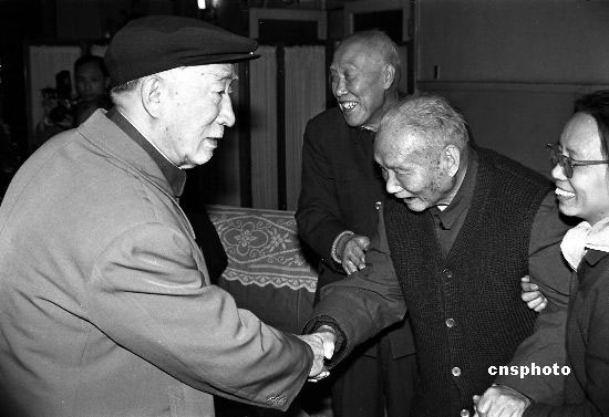 资料图片:薄一波和老同志握手--中国共产党新闻