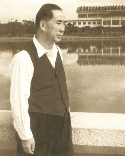资料图片:1966年,薄一波解除职务后在广州小岛