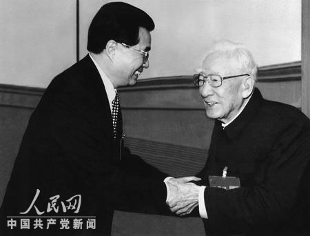资料图片:胡锦涛同薄一波亲切握手--中国共产党