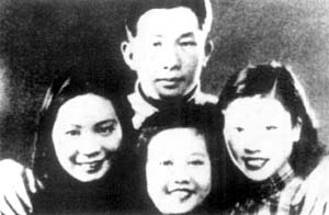 聶耳與女演員在一起。左起:王人美、於知樂、胡笳