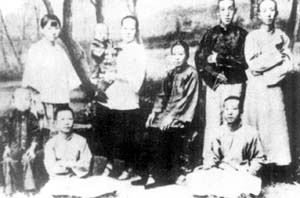 聶耳全家。左邊席地而坐者為聶耳