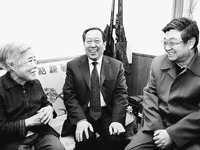 【党建周刊】告别主民回归民主 对群众要动真