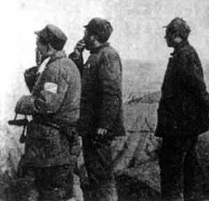 西北野戰軍指揮員彭德懷(左二)、習仲勛(左三)等在青化砭戰役的前沿陣地上