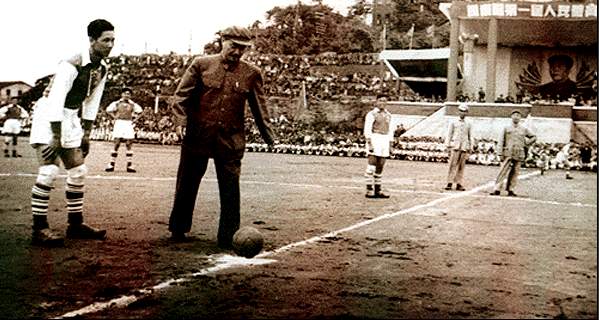 龙在西南军区第一届运动会上为足球比赛开球-