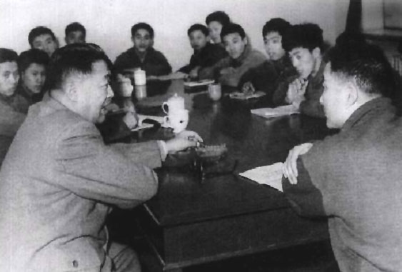 1965年1月,贺龙与北京体育学院运动系乒乓球