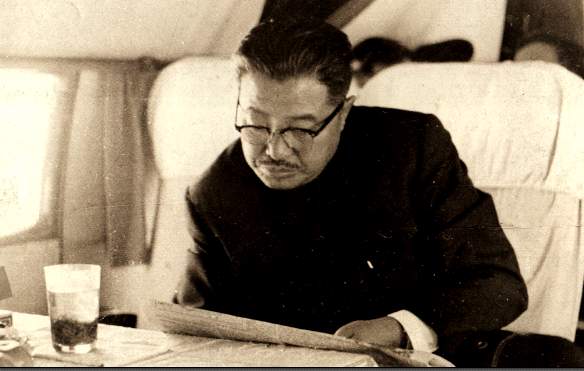 1958年,贺龙在从广州到武汉的飞机上--党史人