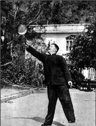 1962年,贺龙在广东从化小住时打羽手球--中国