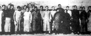 馬克思研究會成員合影。左起，前排：5為羅章龍，6為何孟雄，8為繆伯英（女）﹔后排：7為鄧中夏。