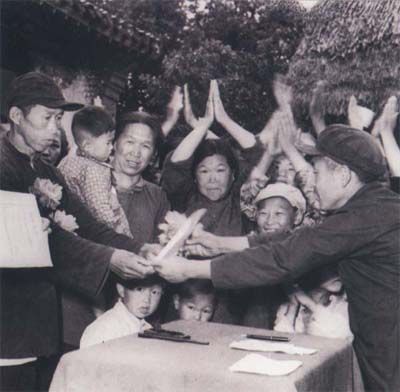 1953年3月1日，選舉法公布實施。同年下半年，建國以來第一次普選開始，這是鳳城縣邊門區老爺廟村選舉委員會將當選証書發給人大代表。