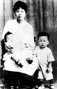 幼年的毛岸英、毛岸青与母亲杨开慧