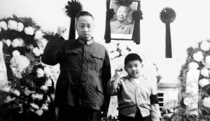 一九七六年,在家中设灵堂悼念毛泽东