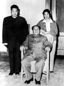 1961年,毛岸青、邵华与父亲毛泽东合影