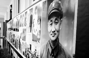毛岸青灵堂一角 本报记者乔天富摄