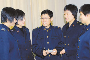 3月13日，方永剛與海軍通信總站的官兵交流學習黨的創新理論的體會。  本報特約記者  鐘魁潤攝