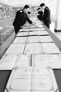 上百個獲獎証書、獎牌的背后凝聚著方永剛的辛勞和汗水。鐘魁潤攝