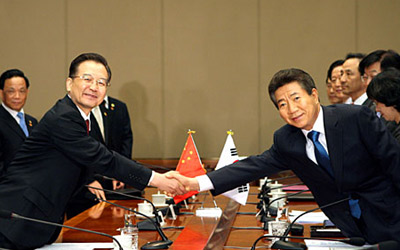 温家宝总理开始与韩国总统卢武铉举行会谈--中