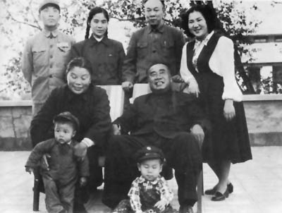 1953年，朱德康克清夫婦與家人在北京合影