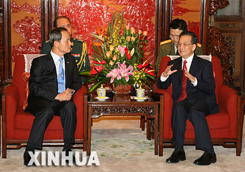 温家宝分别会见英国副首相和韩国国防部长官-