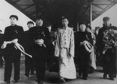 朱德、李濟深、周恩來等
到北京車站迎接班禪額爾德尼-確吉堅贊