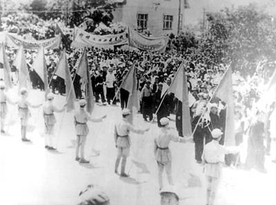 1949年6月2日，全市人民載歌載舞，熱烈歡迎解放軍進城。